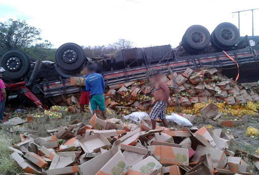 Brumado: caminhão carregado com maracujá tombou na rotatória da BR-030