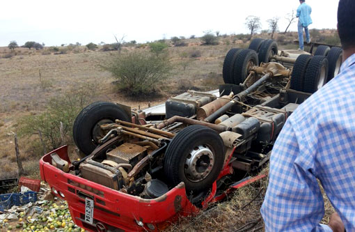 Tanhaçu: Caminhão carregado de maracujá tomba em Sussuarana