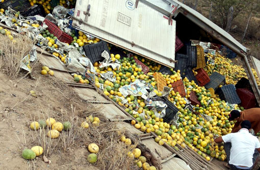 Tanhaçu: Caminhão carregado de maracujá tomba em Sussuarana