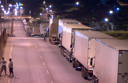 Caminhoneiros bloqueiam rodovias de vários estados do país