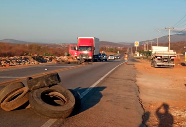 Brumado: Caminhoneiros bloqueiam BA-262 e BR-030