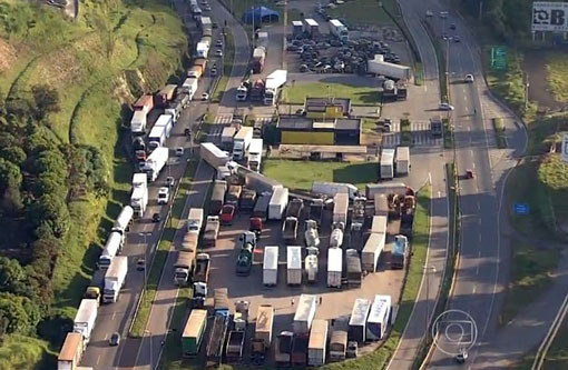 Caminhoneiros bloqueiam rodovias de 7 estados em ato