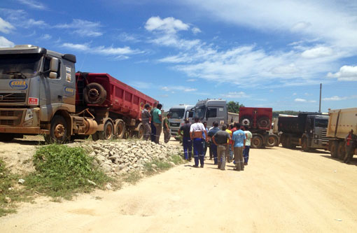 Caminhoneiros que prestam serviço para FIOL em Lagoa Real fizeram manifestação