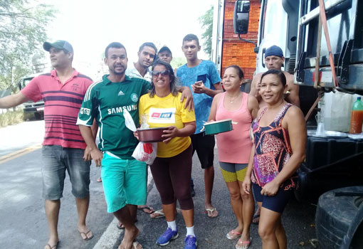 Mulheres da Vila Presidente Vargas formam grupo de apoio aos caminhoneiros em paralisação