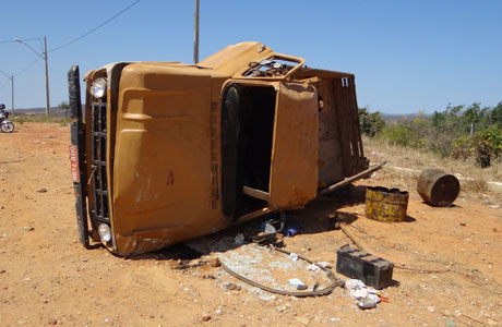 Brumado: Caminhonete tomba na BR-030 próximo a curva do cinco