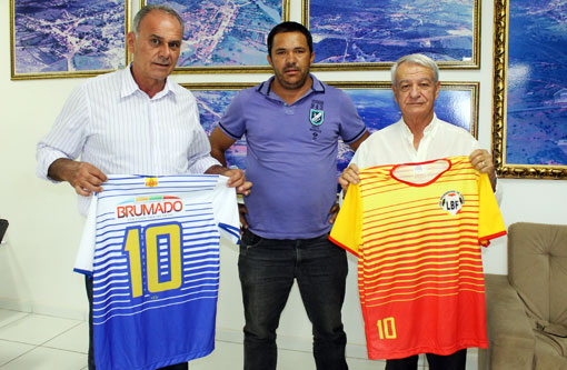 Brumado: Prefeito e secretário de esportes recebem camisa 1 e 2 da seleção brumadense