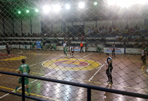 Novo Brumado larga na frente na final do Campeonato Brumadense de Futsal