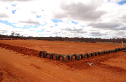 Homem é alvejado na perna durante partida de futebol no Bairro Baraúnas