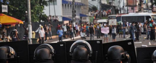 Salvador vira palco de guerra; população condena ação da polícia
