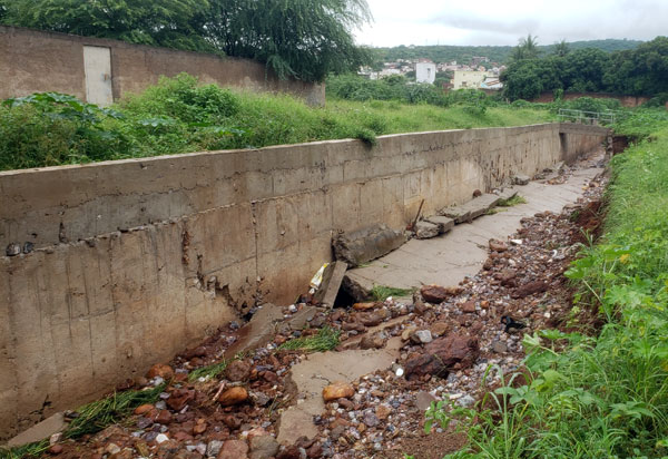 Muro de canal do Riacho do Bate Pé cai após chuvas em Brumado