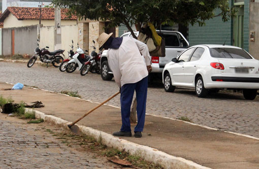 Brumado: Serviço de capina é realizado em várias ruas da cidade