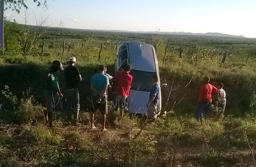 Brumado: Carro capota na BR-030 próximo à Vila Presidente Vargas