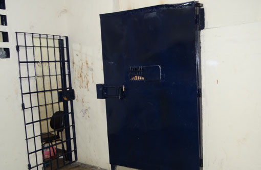 Brumado: Jovem acusado de esfaquear a própria mãe é agredido por detentos