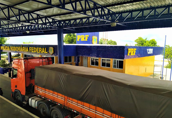 Carga de farinha de trigo avaliada em mais de R$ 100 mil é apreendida no sudoeste da Bahia