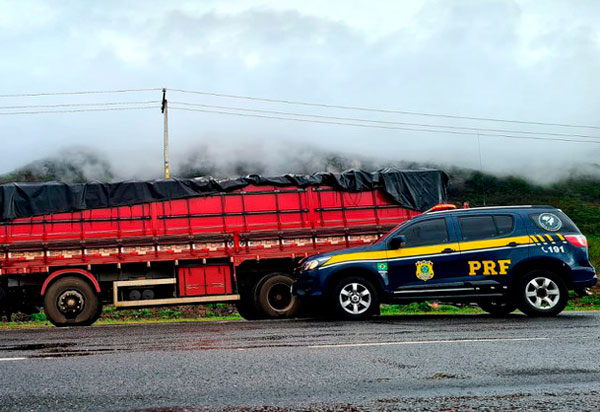 Em Jequié (BA), PRF apreende 25 toneladas de farinha de trigo por sonegação fiscal