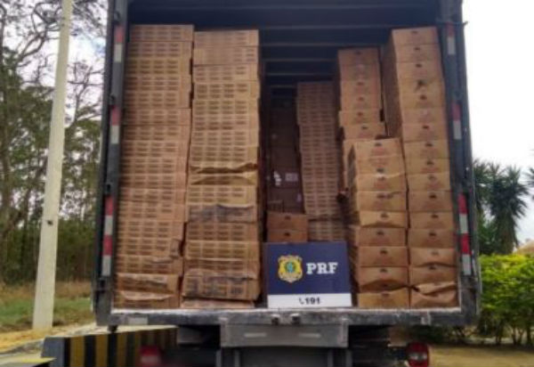 PRF apreende carga de quase R$ 2 milhões em cigarros contrabandeados em Vitória da Conquista 