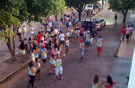 Brumado: Populares realizaram carnaval improvisado no Bairro Santa Tereza