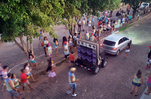 Brumado: Populares realizaram carnaval improvisado no Bairro Santa Tereza