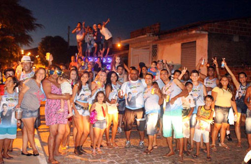 Brumado: Moradores do Bairro Santa Tereza promoveram carnaval de rua