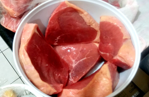 Brumado: Bandidos assaltam açougue roubando dinheiro; antes de sair do local ainda exigem carne para churrasco