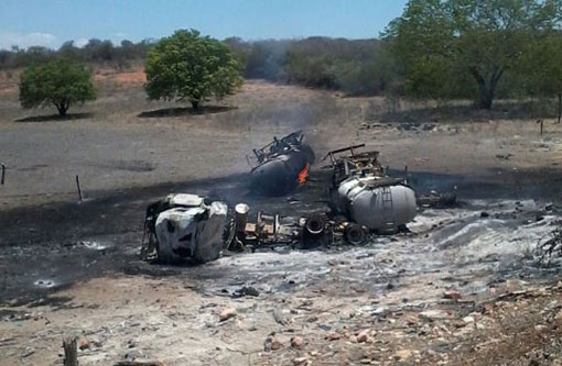 BR-030: Carreta tombou e pegou fogo próximo a Ibitira