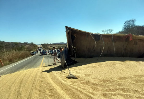 Mulher morre após carro colidir frontalmente contra carreta em Ibitira 