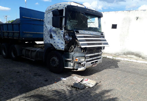 Brumado: carreta colide contra caminhão estacionado no Bairro São Félix