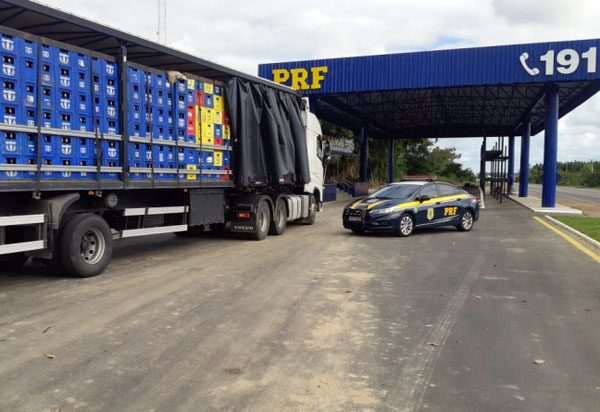 Mais de 21 mil litros de cerveja são apreendidos por sonegação fiscal na BR 116 em Vitória da Conquista (BA)