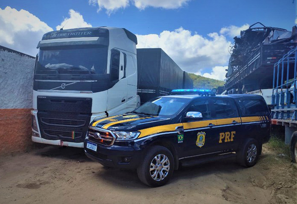 Com quase 45 toneladas de excesso de peso carreta carregada com quartzo é apreendida pela PRF no Sudoeste da Bahia