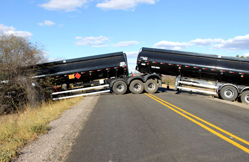 Brumado: Após acidente, carreta fica atravessada na pista da BR-030