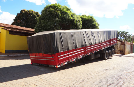 Brumado: Piso cede e carreta afunda em Rua