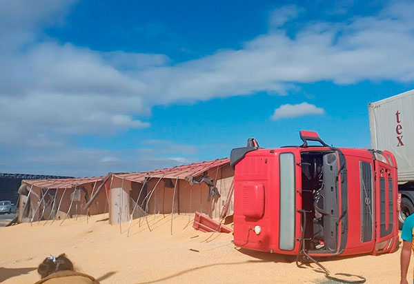 Brumado: Carreta carregada com milho tombou na rotatória da BA-262 com a BR-030