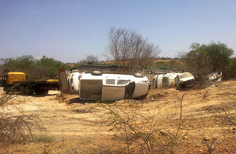 BR-030: Carreta 'cegonha' carregada de Amaroks tomba no trecho entre Brumado e Sussuarana