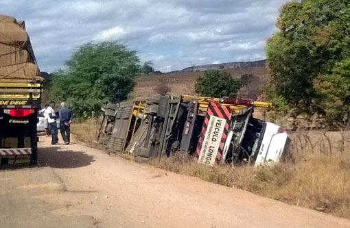 BR-030: Carreta Cegonha tomba ao desviar de buracos no trecho entre Brumado e Sussuarana