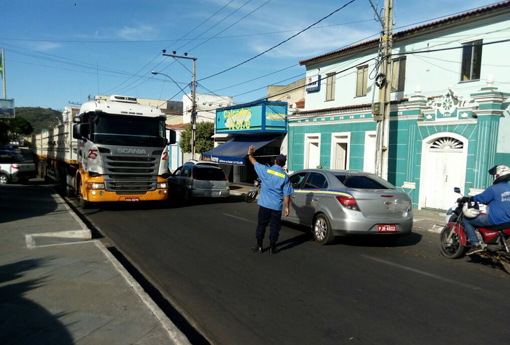 Brumado: após não conseguir fazer curva, motorista de carreta segue pela contramão no centro da cidade