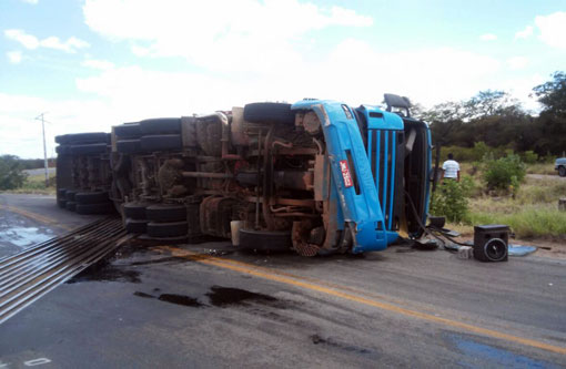 Brumado: Carreta carregada de postes tomba na BR-030