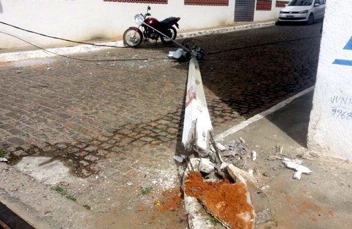 Brumado: Carreta que transportava duas retroescavadeiras choca com cabos e derruba poste