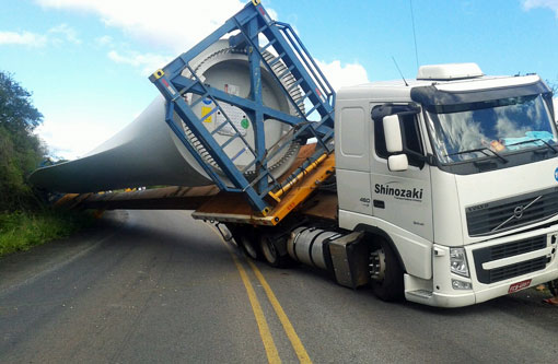 Rio do Antônio: Carreta que transportava hélice eólica tombou na BR-030 próximo a Ibitira