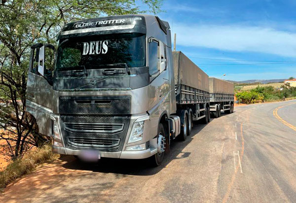 50 toneladas de carga de farinha de trigo transportada irregularmente é apreendida pela PRF no sudoeste da Bahia