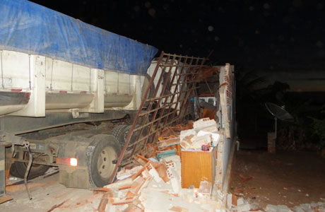 Brumado: Carreta descontrolada invade casa nos 'Pebas'