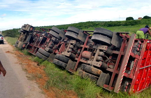 Carreta carregada de cerveja tomba na BR-030 trecho entre Brumado e Sussuarana
