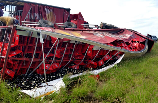 Carreta carregada de cerveja tomba na BR-030 trecho entre Brumado e Sussuarana