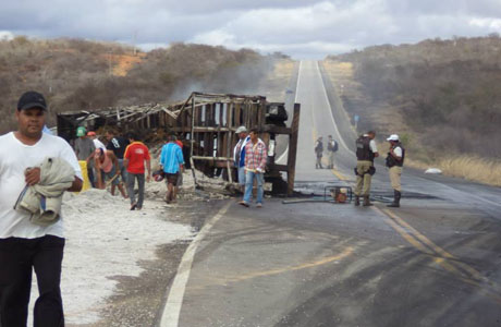 Aracatu: Carreta carregada com sementes de algodão pega fogo