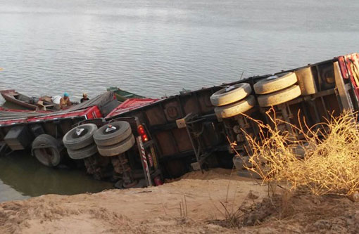 Carreta com 60 toneladas de milho a granel tomba no Rio São Francisco
