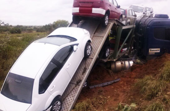 BR-030: Carreta cegonha tentar desviar de buracos na pista e cai em ribanceira