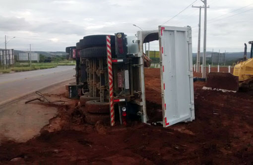 Brumado: Carreta tomba próximo ao anel viário da BR-030