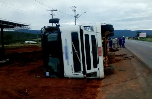 Brumado: Carreta tomba próximo ao anel viário da BR-030