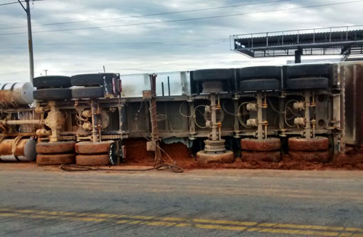 Brumado: Carreta tomba próximo ao anel viário da BR-030