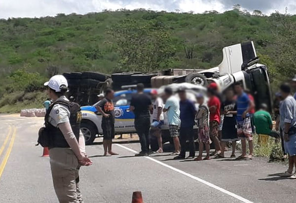 Carreta carregada com milho tombou na BA-262, em Aracatu