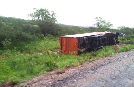 Sudoeste: Carreta tomba na BR-030 próximo Sussuarana